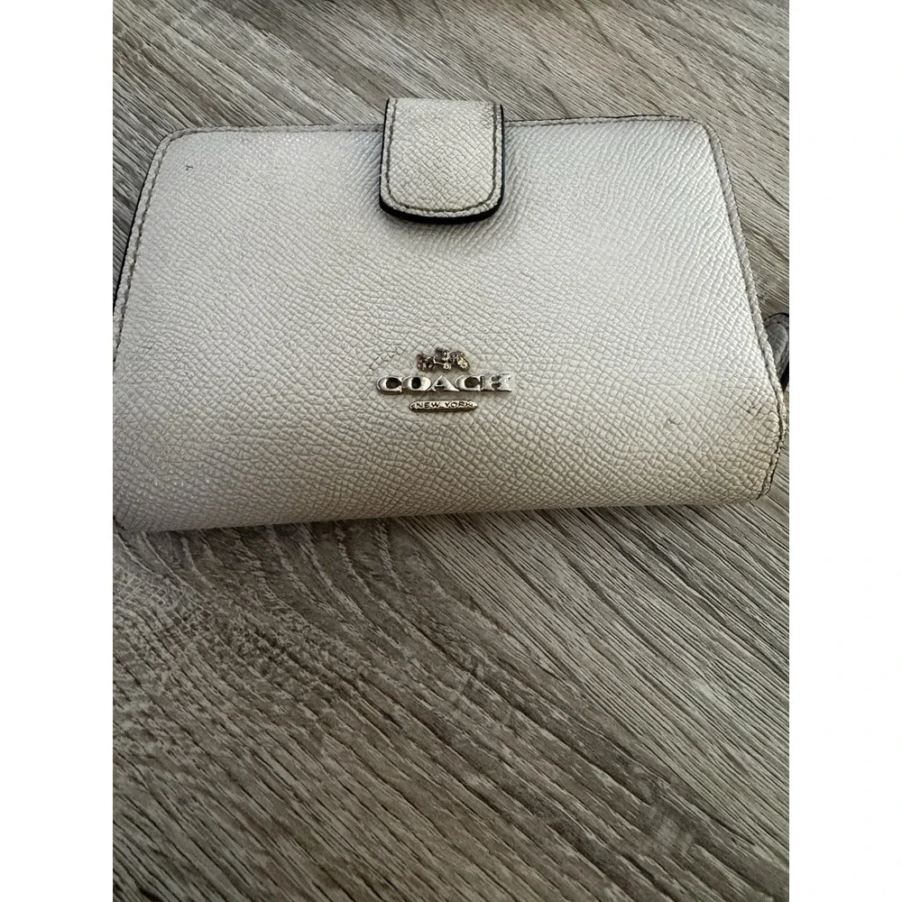 COACH Medium Corner Full Zip Wallet White Fair Condition PT2